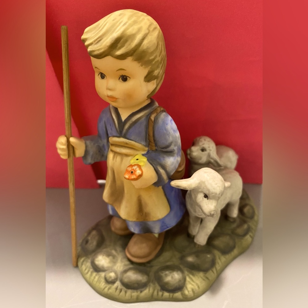 *SALE* Vintage, 1997 Goebel ‘O Come All Ye Faithful’ figurine